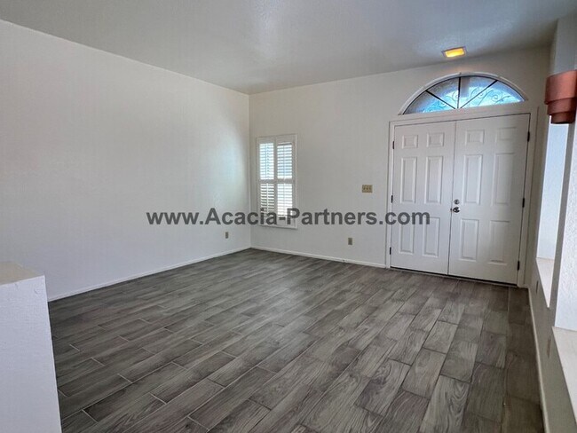 Building Photo - Three Bedroom Townhouse