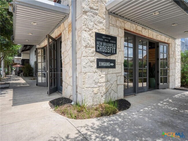 Building Photo - 1208 N Academy Ave