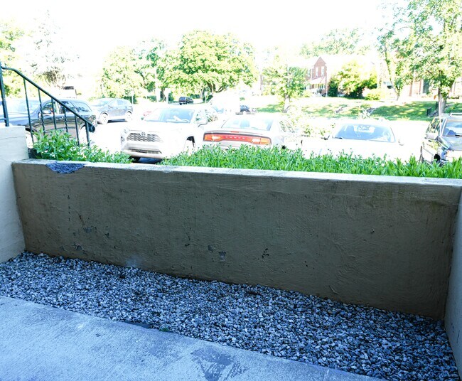 Front Porch - 1663 N Forest Park Ave