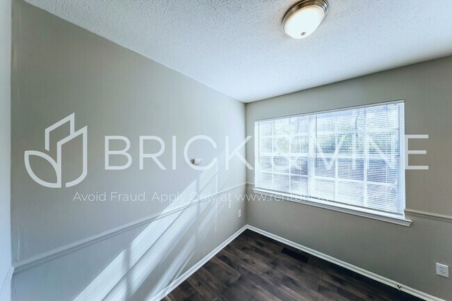 Building Photo - 3155 Sleepy Hollow Dr