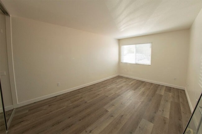 Building Photo - 2BR/1BA Clairemont Condo Freshly Painted, New Vinyl Plank Flooring Throughout Patio, 1 Parking Space