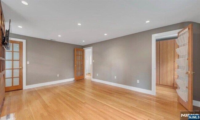 Building Photo - 278 Maple St