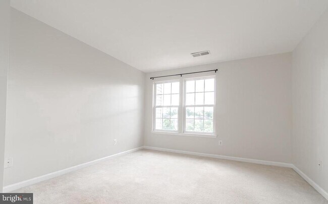 Building Photo - 42999 Edgewater St