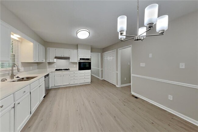 Building Photo - 385 Deerwood Dr