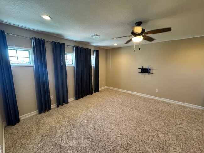 Building Photo - Two Story 5 bedroom, 4.5 bath