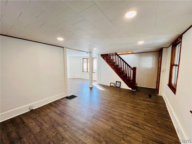 Building Photo - 140 E Oneida St