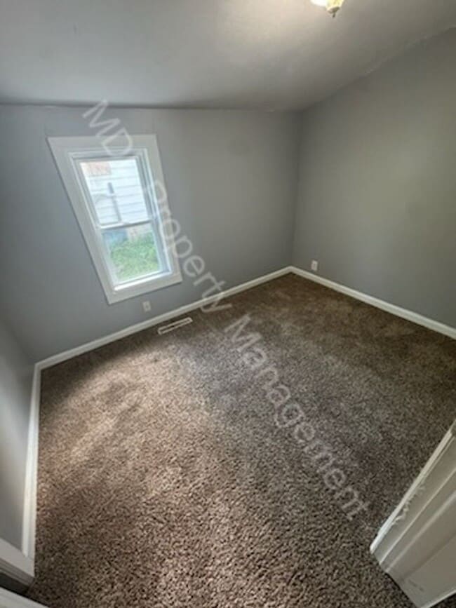Building Photo - Spacious 3 bed 1 bath with 2 car garage an...