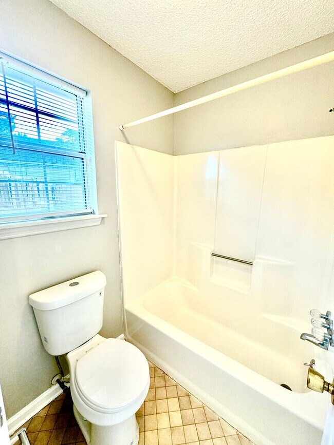 Building Photo - Charming two bedroom, two bathroom home at The Lakes in North Charleston!