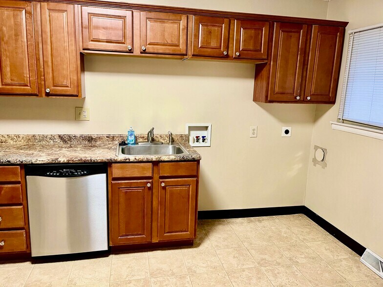 Building Photo - 765 Stinchcomb Dr