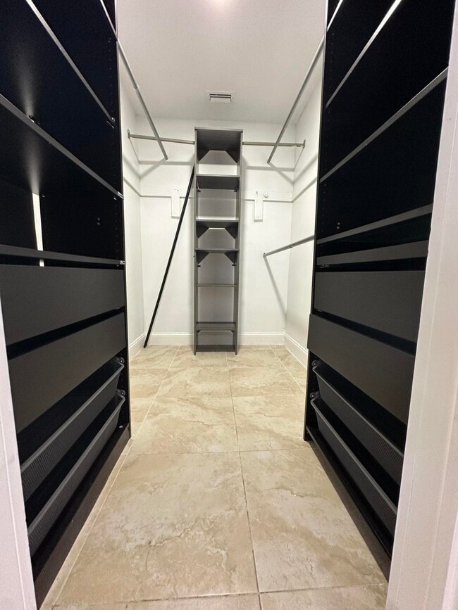 Building Photo - 5605 SW 24th Ave