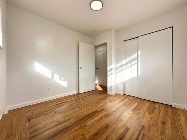 Building Photo - Bright and Spacious Duplex Style Home with HUGE Fenced in Backyard!!!