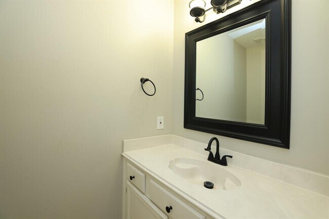 Building Photo - 17318 Shadow Valley Dr
