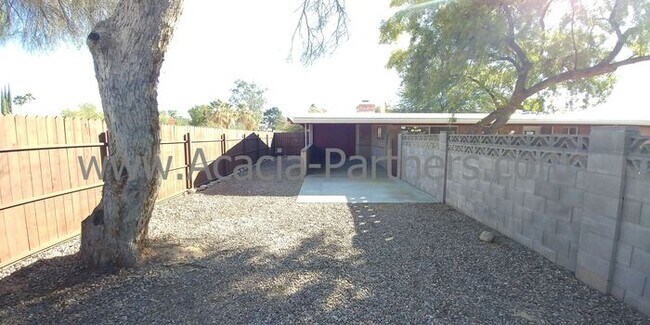Building Photo - Centrally Located Three Bedroom/Two Bath Home