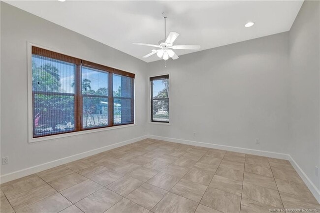 Building Photo - 311 SE Cardinal Way