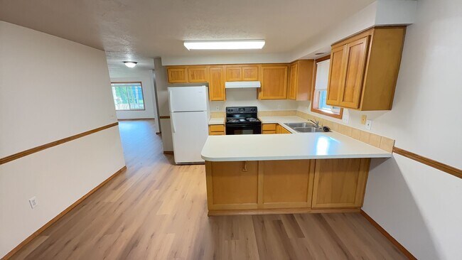 Building Photo - 3 Bedroom 1.5 Bath Home Fenced Yard, Shed & Garage