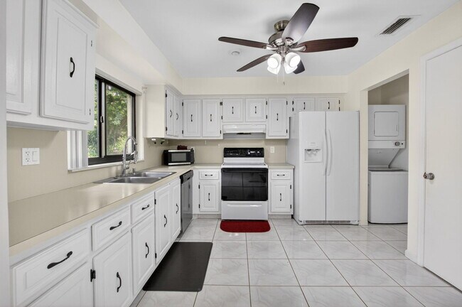 Building Photo - 4944 Equestrian Cir