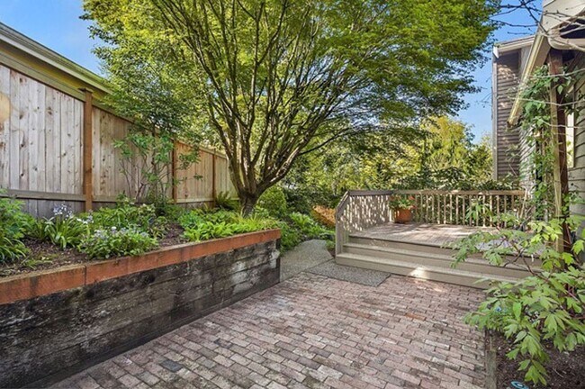 Building Photo - Exceptional home on a quiet cul-de-sac in ...