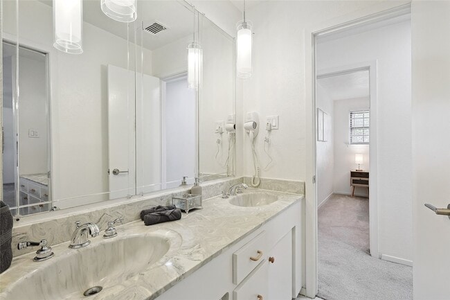 Building Photo - 7841 El Pensador Dr