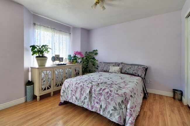 Building Photo - Pet Friendly Townhome in Provo