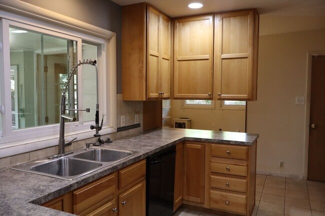 Building Photo - Character, Comfort, and Convenience on Wes...