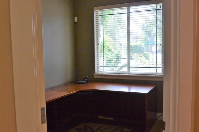 Building Photo - 1365 SE 194th Pl