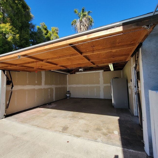 Building Photo - Adorable 2 bed 1.5 bath house with HUGE yard!!