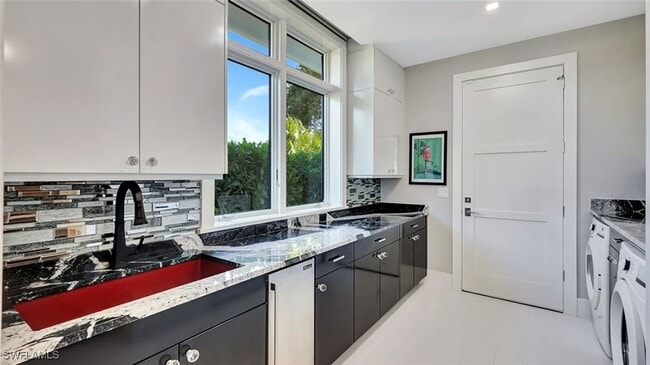 Building Photo - 739 5th Ave N