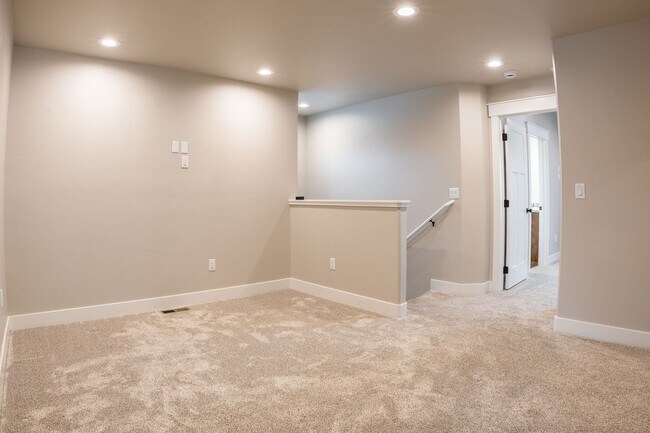 Building Photo - Beautiful 3 Bed, 2.5 Bath Townhome in Ashton