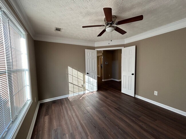 Building Photo - 1536 Ravens Run - Recently Renovated! Bran...