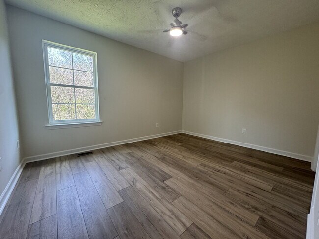 Building Photo - Stunning Move-In Ready Home in Hendersonville – Minutes from Old Hickory Lake!