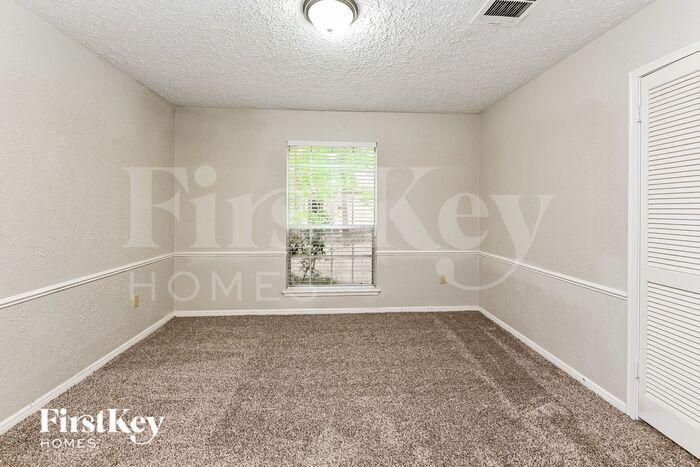 Building Photo - 16911 Memorial Oaks Ln