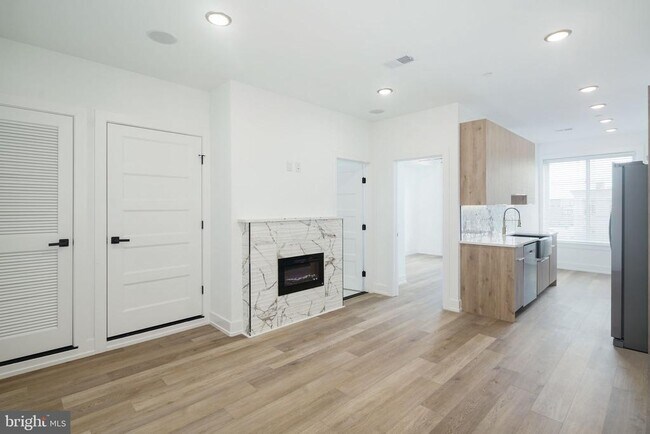 Building Photo - 2000 N Front St