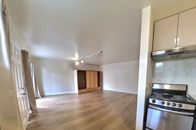 Building Photo - 1907 Greenwich St