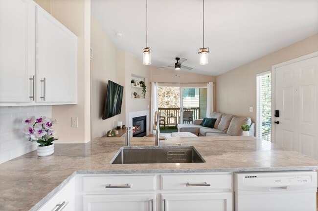 Building Photo - Best 2 Bed, 2 Bath Condo in Willow Ranch.