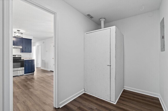 Building Photo - 3 Bedroom Dog Friendly Home For Rent!