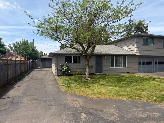 Building Photo - Updated 2 bedroom 1 bath duplex!