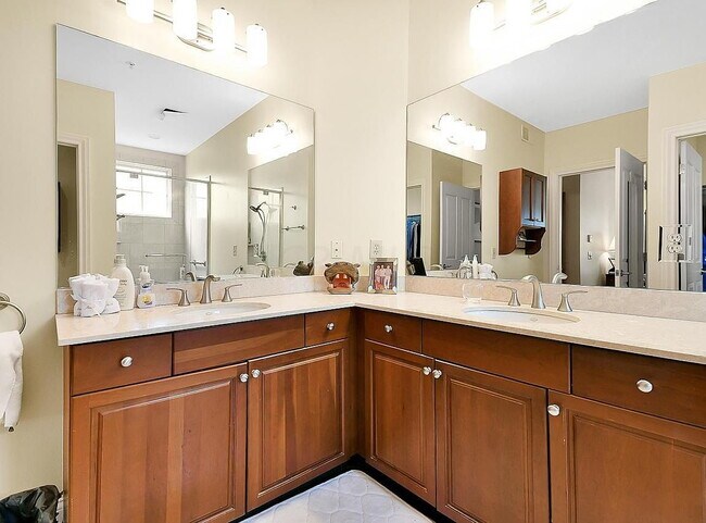 Building Photo - "Spacious 2-Bedroom Condo with Elegant Har...