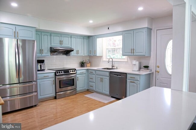 Building Photo - 1395 Varnum Dr