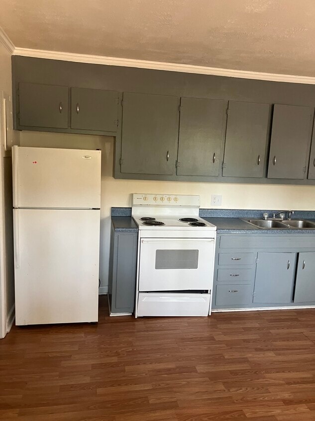 Stove and Refrigerator - 2708 Warrick Cir
