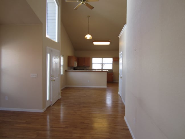 Building Photo - 2br/ 2ba Townhome in Gateway Park IV w/Hardwood Floors