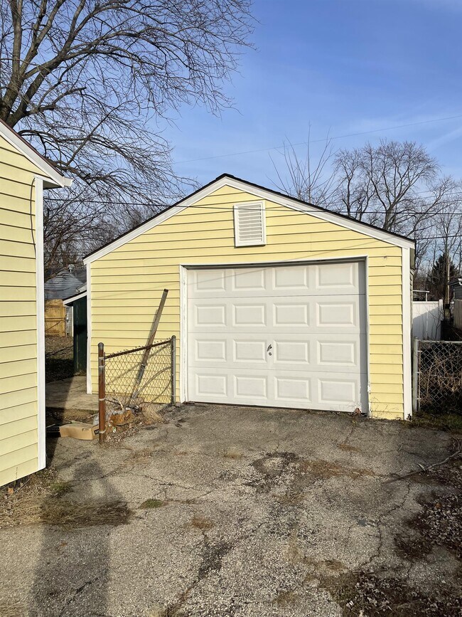 Building Photo - 46 S Maple St