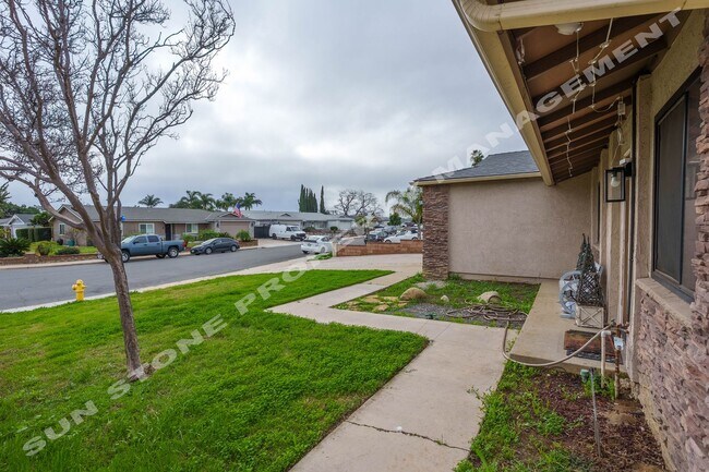 Building Photo - Luxury 4 Bed 3 bath