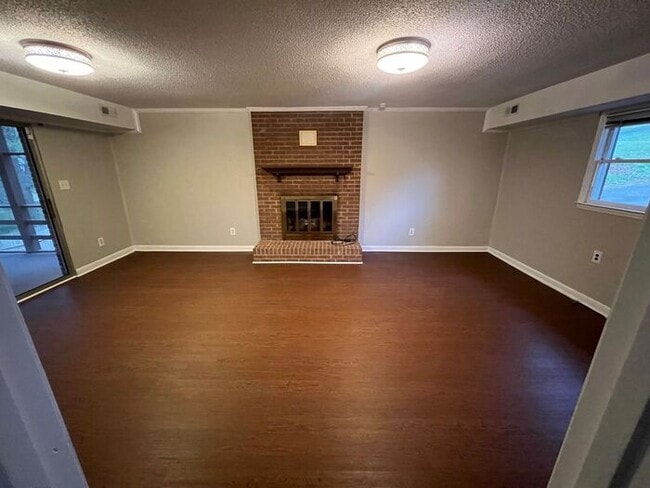 Building Photo - Wonderful 3 Bedroom Split Level Home In Sa...