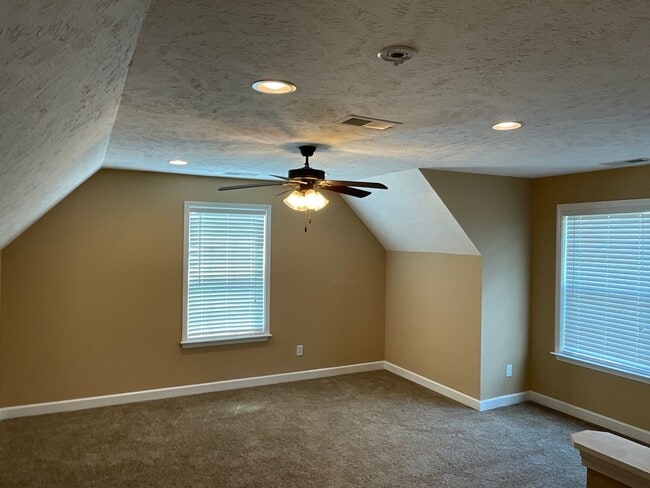 Building Photo - Executive Living!