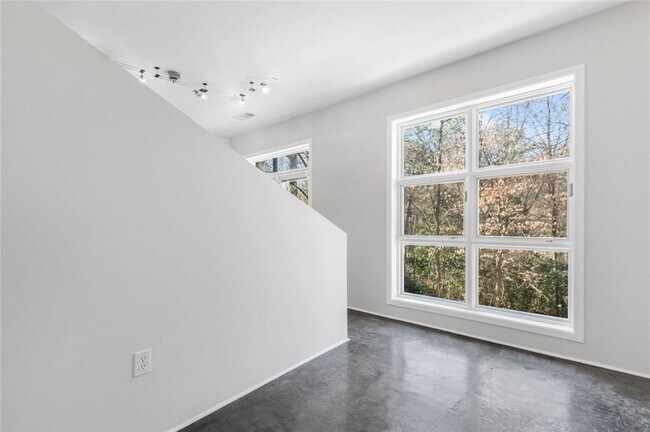 Building Photo - 560 Dutch Valley Rd NE