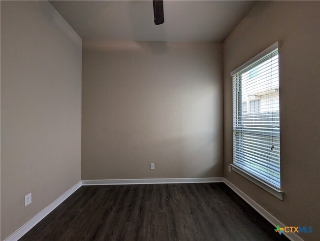 Building Photo - 2213 Avery Village