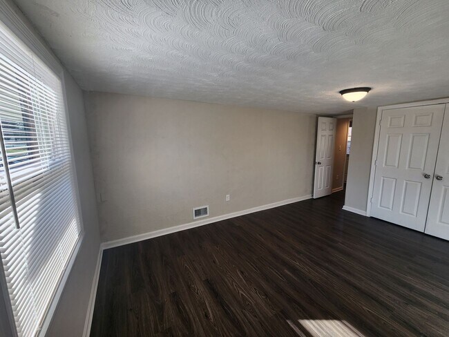 Building Photo - Updated 3 bedroom 1 bath in Shively! Excel...