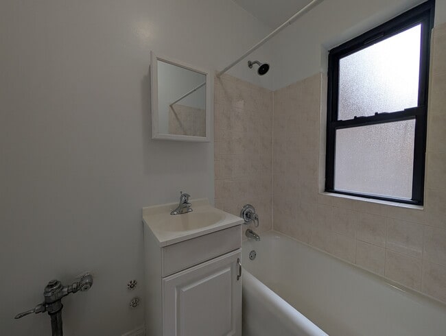 Building Photo - 5417 N Kenmore Ave