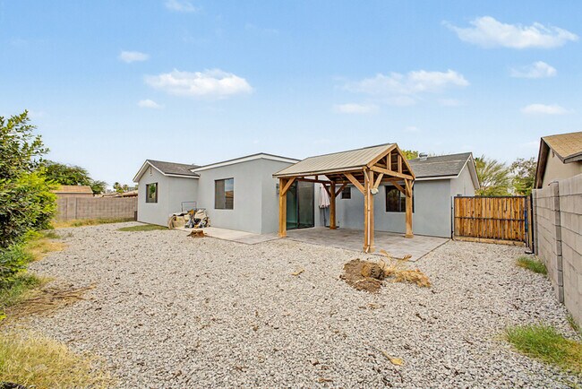 Building Photo - 3701 E Ludlow Dr