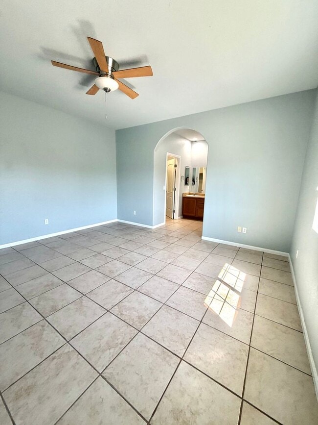 Building Photo - Beautiful 3 Bedroom 2 Bathroom Home